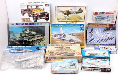 Lot 944 - 13 various boxed military related plastic kits,...