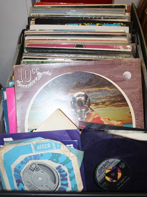 Lot 499 - A collection of vintage records, to include...