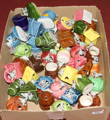 Lot 518 - A collection of vintage ceramic mice