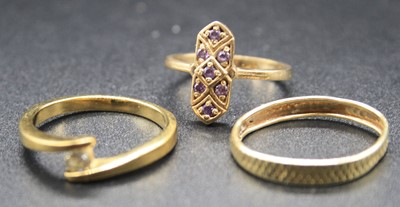 Lot 332 - A modern 9ct gold amethyst set tablet ring;...