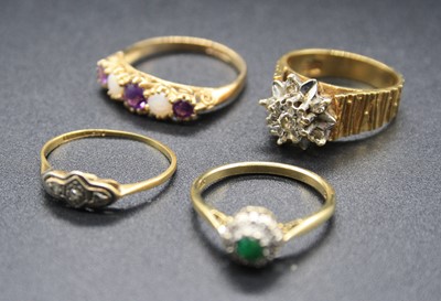 Lot 341 - A yellow metal, emerald and diamond point...