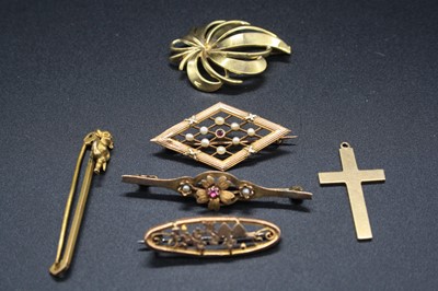 Lot 349 - Assorted principally 9ct gold brooches, to...