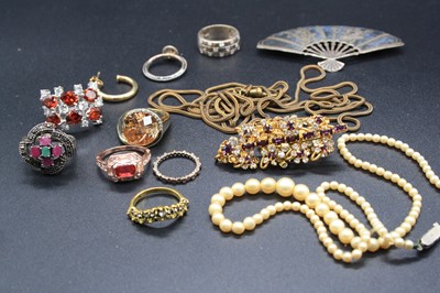 Lot 352 - Assorted costume jewellery, to include rings,...