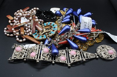 Lot 363 - Assorted costume jewellery, largely being...