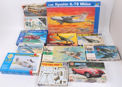 Lot 950 - 12 various mixed scale plastic kits to include...