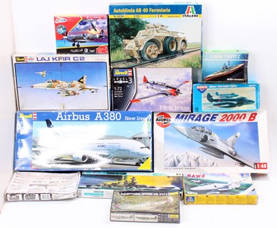 Lot 939 - 12 various boxed aircraft and military...