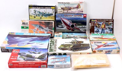 Lot 938 - 13 various boxed military interest plastic...