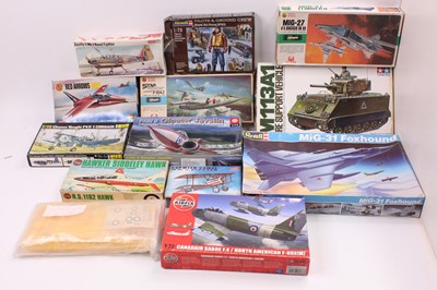 Lot 941 - 15 various boxed military interest plastic...