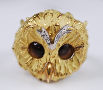 Lot 2392 - A yellow metal three-dimensional owl head ring,...