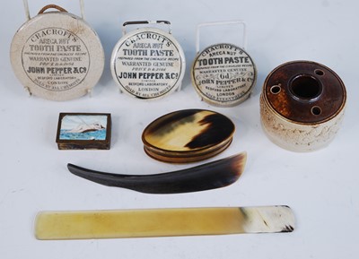 Lot 402 - A small collection of miscellaneous items to...