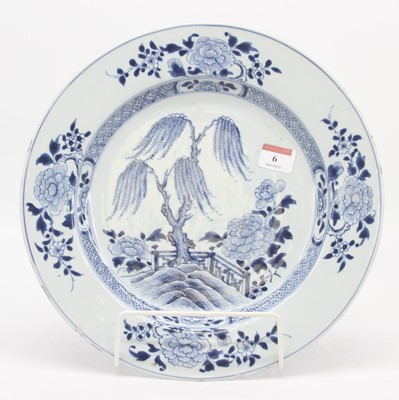 Lot 6 - An 18th century Chinese blue and white...