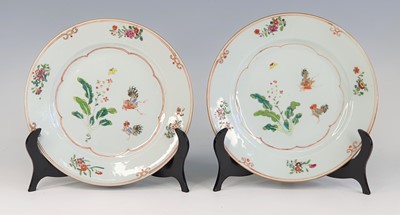 Lot 2538 - A pair of Chinese export porcelain plates,...