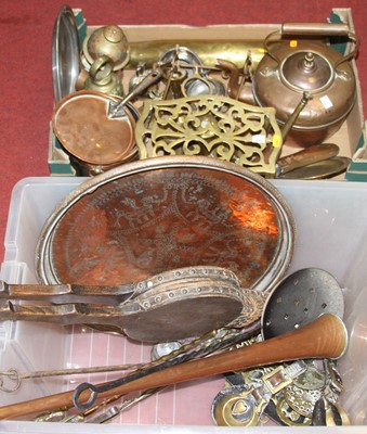 Lot 95 - A collection of metal ware to include copper...
