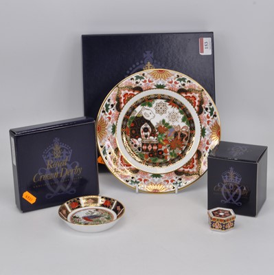 Lot 153 - A Royal Crown Derby Old Imari Christmas Robin...