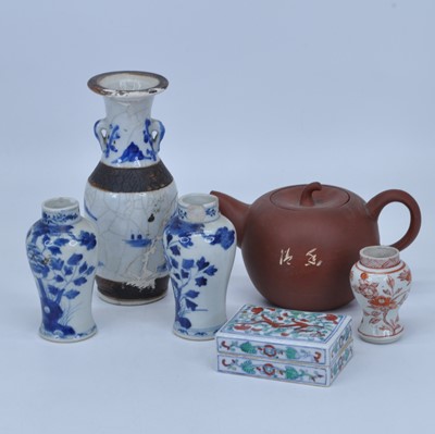 Lot 154 - A collection of Chinese ceramics to include a...