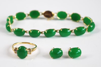 Lot 2554 - A yellow metal Jadeite suite to include a...