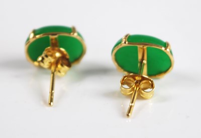Lot 2554 - A yellow metal Jadeite suite to include a...