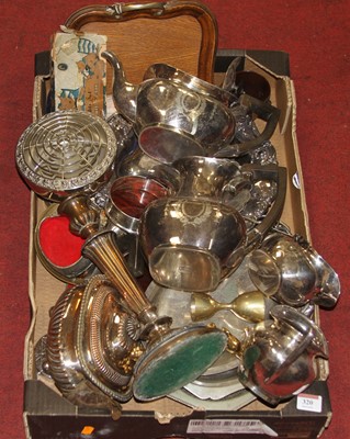 Lot 320 - A collection of mixed metal ware to include...