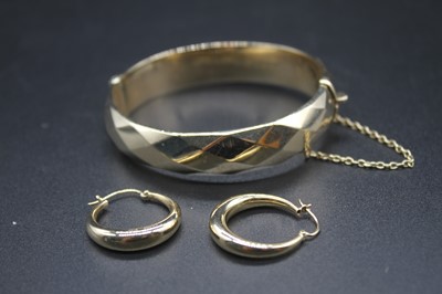 Lot 417 - A modern 9ct hollow gold hinged bangle with...