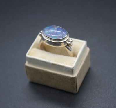 Lot 420 - A modern white metal and cabochon opal set...