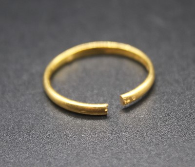 Lot 422 - A 22ct gold wedding band (cut). 2.6g