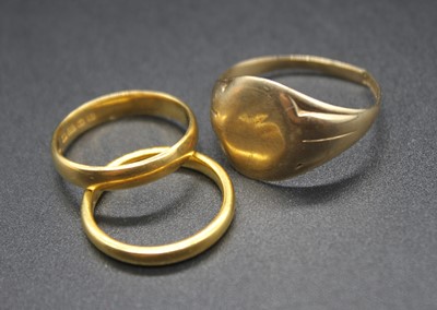 Lot 424 - Two 22ct gold wedding bands, undecorated,...