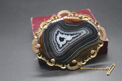 Lot 427 - A Victorian slice-cut agate brooch, in...