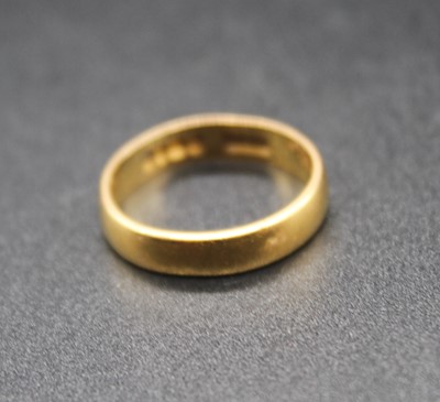 Lot 434 - A 22ct gold wedding band, size I, 3.1g