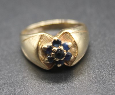 Lot 444 - A 9ct gold and sapphire set flower head...