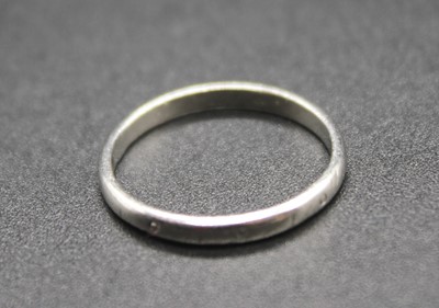 Lot 445 - A platinum wedding band, 2.4g, size L