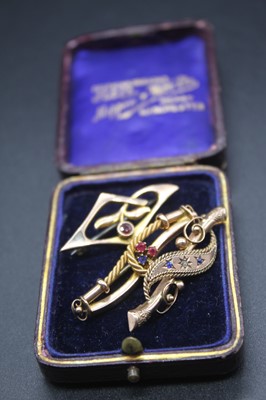 Lot 447 - An Edwardian 9ct gold, sapphire and diamond...