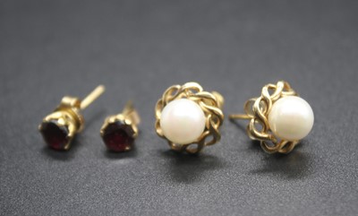 Lot 448 - A pair of modern 9ct gold and cultured pearl...