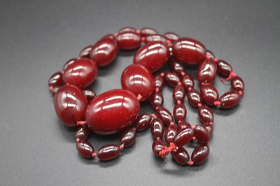 Lot 449 - A cherry amber single string necklace, the...