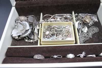 Lot 468 - A jewellery box and contents of assorted...