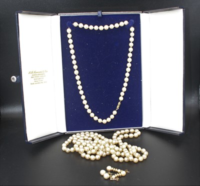 Lot 469 - A cultured pearl knotted single string...