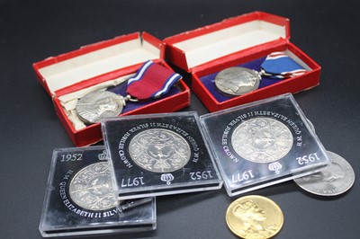 Lot 478 - Three Silver Jubilee crowns in perspex cases;...