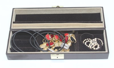 Lot 377 - A leather cased jewellery box and contents to...