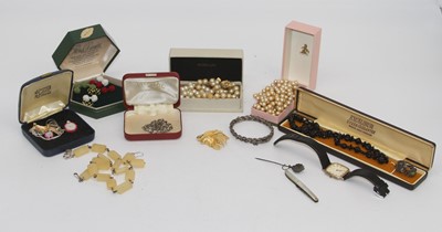 Lot 382 - A collection of miscellaneous items to include...