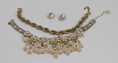 Lot 387 - A small collection of costume jewellery to...