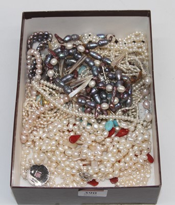 Lot 390 - A box of miscellaneous costume jewellery to...