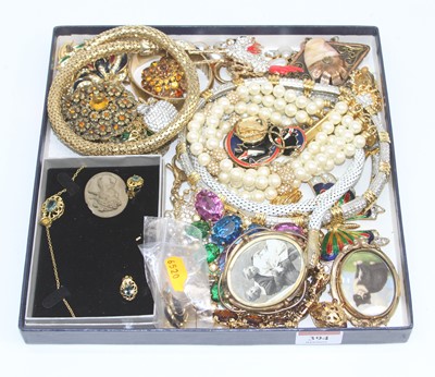 Lot 394 - A box of miscellaneous costume jewellery to...