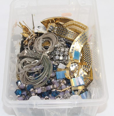 Lot 399 - A box of miscellaneous costume jewellery to...