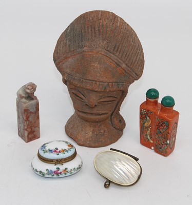 Lot 499 - A small collection of miscellaneous items to...