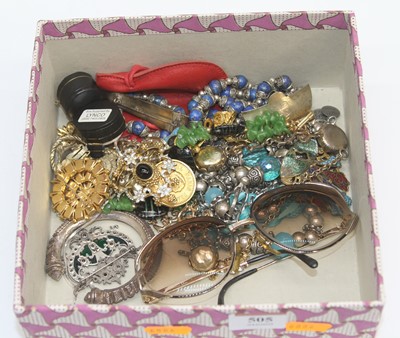 Lot 505 - A collection of miscellaneous items to include...