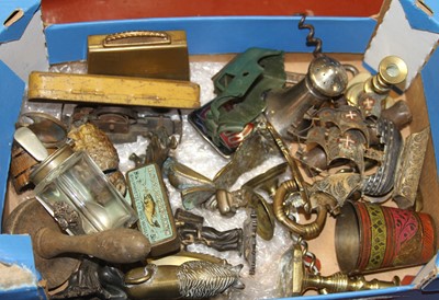 Lot 516 - A collection of miscellaneous items to include...