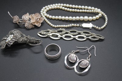 Lot 454 - A collection of assorted costume jewellery...