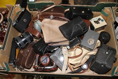 Lot 788 - A box of vintage cameras