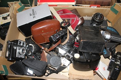 Lot 790 - A box of vintage cameras