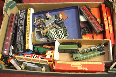 Lot 769 - A box of 00 gauge railway to include Triang