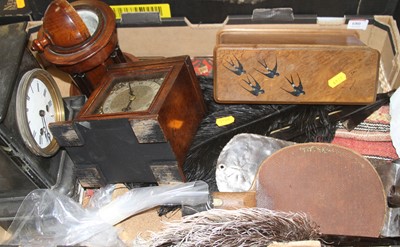 Lot 680 - A box of various items to include a table...